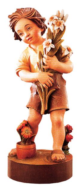Niño ofreciendo un ramo de flores en madera