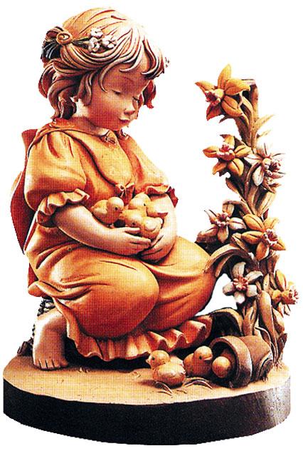 Niña con pollitos de madera