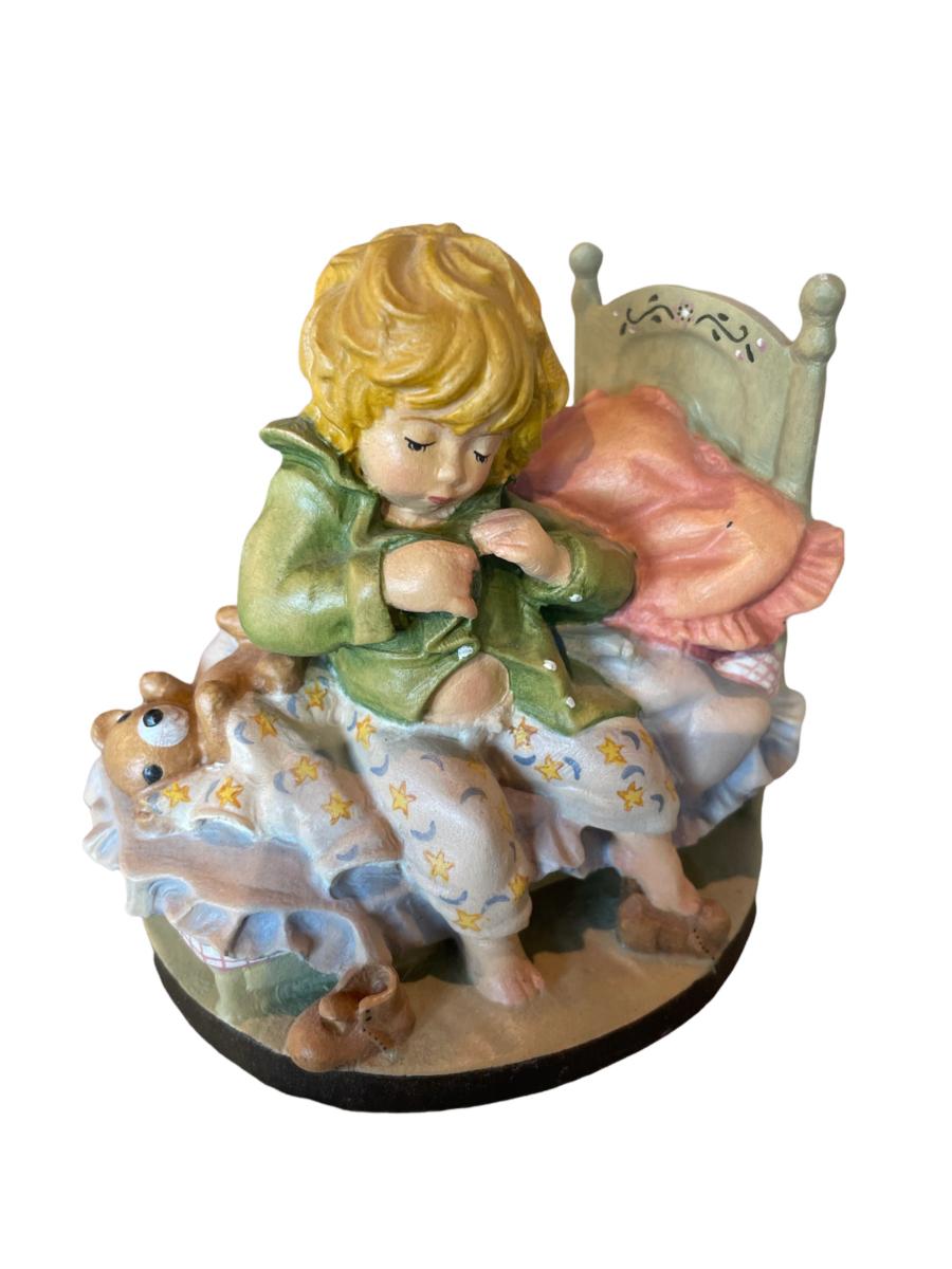 Niño jugando figurita de madera