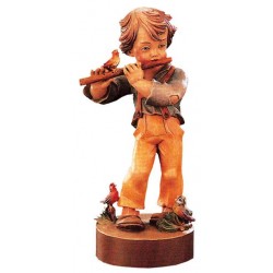 Ragazzo scolpito in legno che suona il flauto
