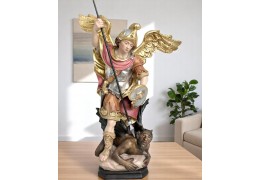 La Maestà del Legno e dello Spirito: San Michele Arcangelo, Scultore Celeste di Protezione e Bellezza