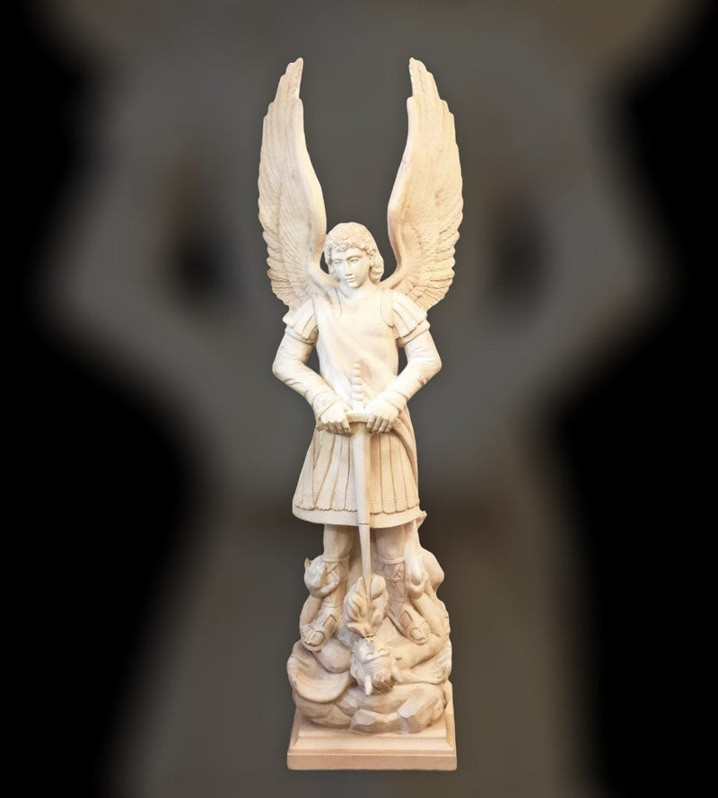 La Maestà del Legno e dello Spirito: San Michele Arcangelo, Scultore Celeste di Protezione e Bellezza