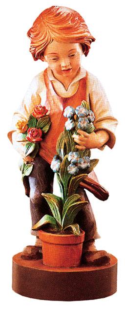 Enfant en bois tenant des fleurs