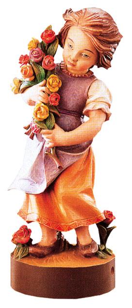 Petite fille avec une multitude de fleurs en bois