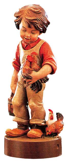 Minisculpture d'un enfant en bois avec des poules