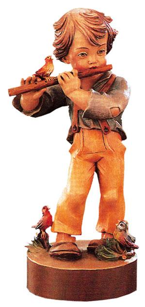 Garçon en bois sculpté jouant de la flûte