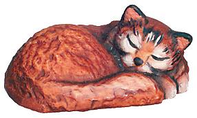 Schlafende Katze aus Ahornholz geschnitzt - mit Ölfarben lasiert
