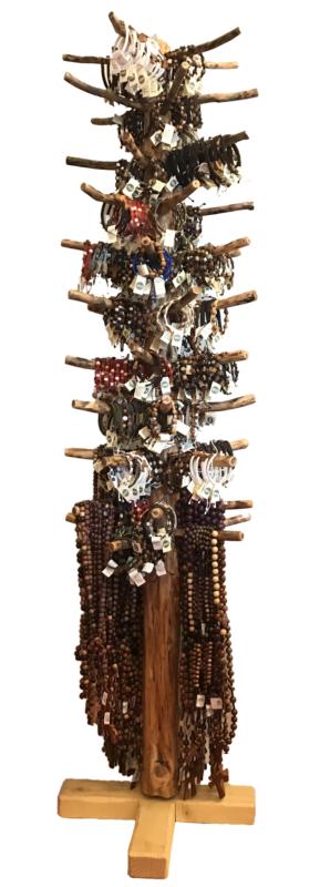 Présentoir avec bracelets et chapelets