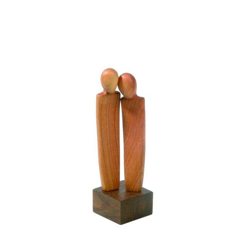 Sculpture élégante de couple en bois