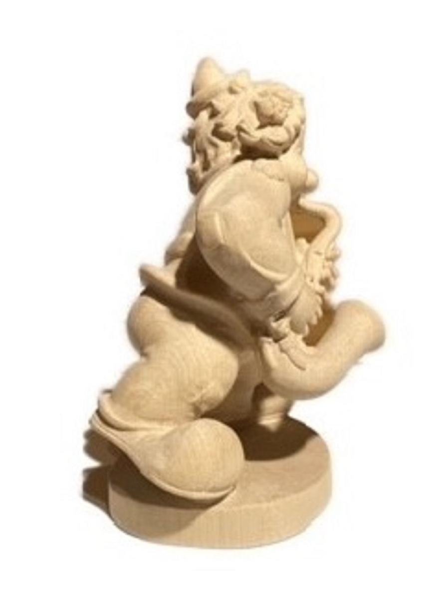 Clown en bois avec saxophone