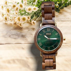Orologio in legno con quadrante verde