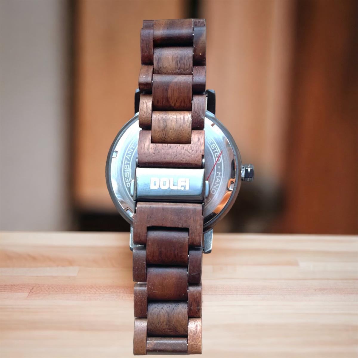 Horloge en bois unique avec cadran doré