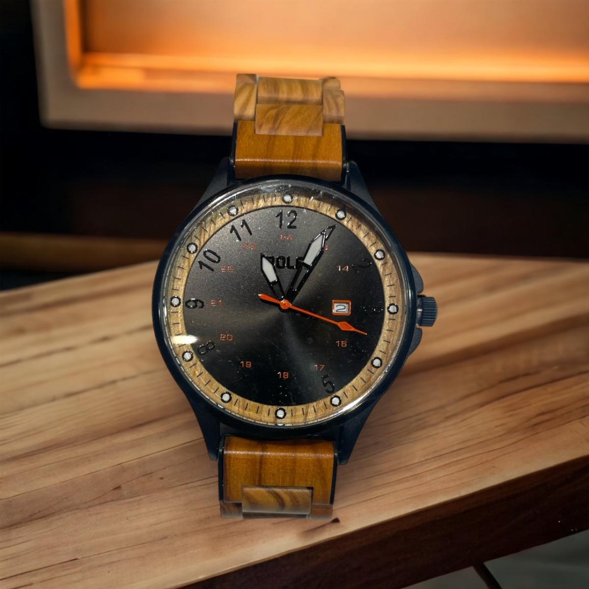 Horloge unique en bois clair avec cadran noir