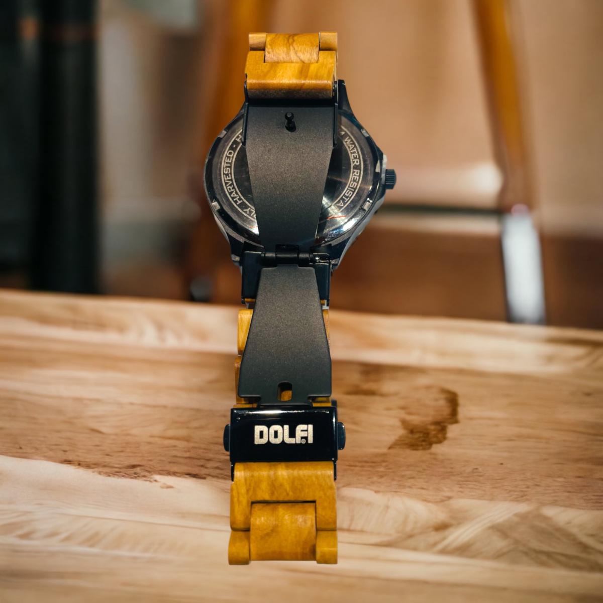 Horloge unique en bois clair avec cadran noir