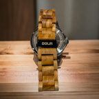 Horloge unique en bois clair avec cadran noir
