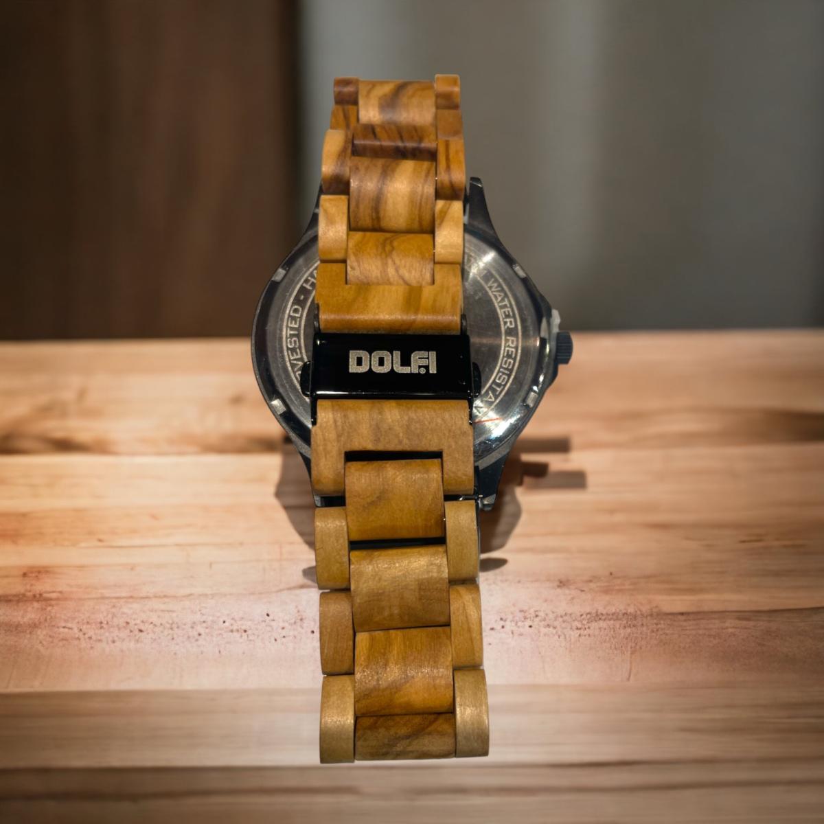 Horloge unique en bois clair avec cadran noir