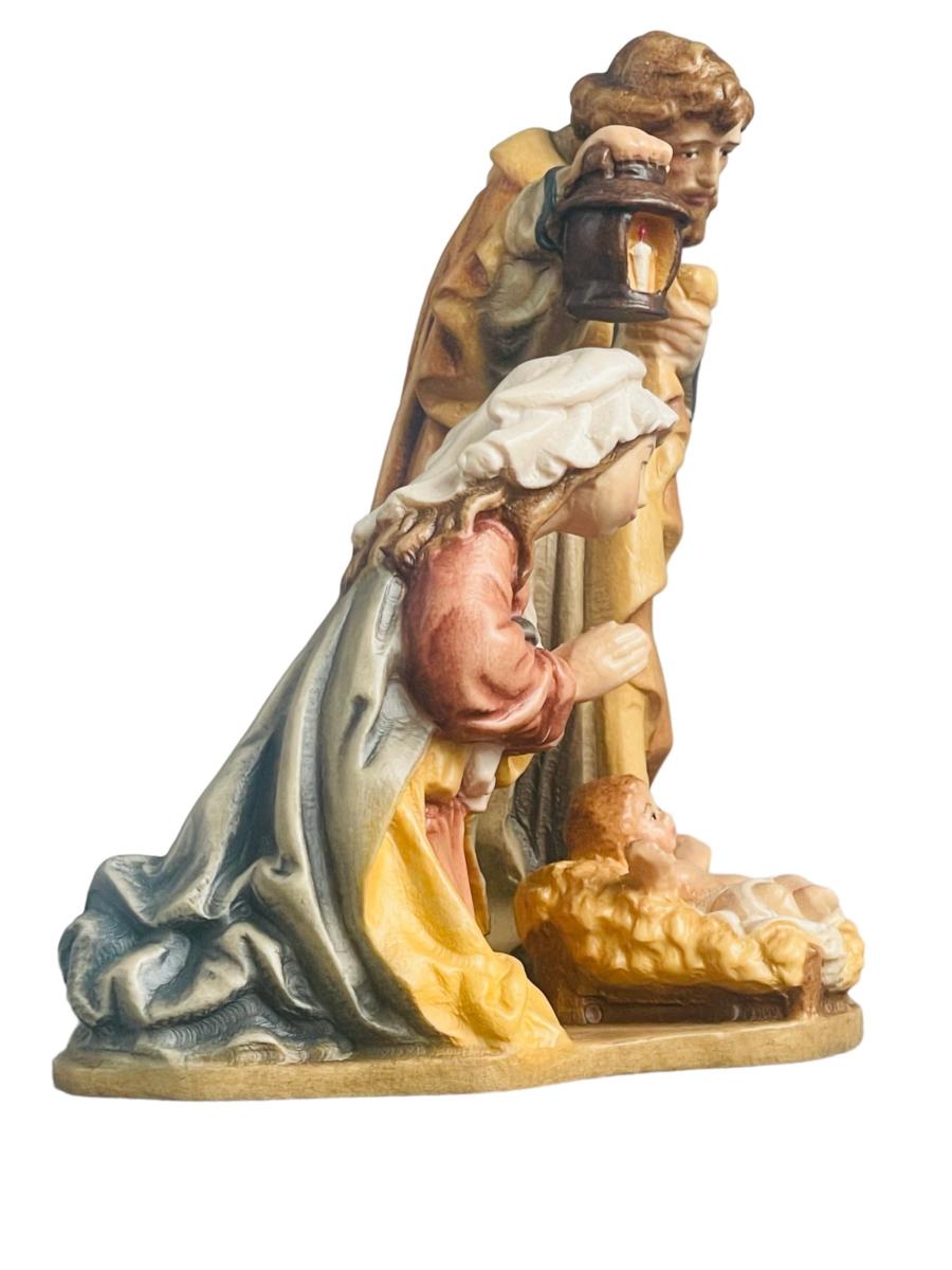 Crèche avec la Sainte Famille en bois