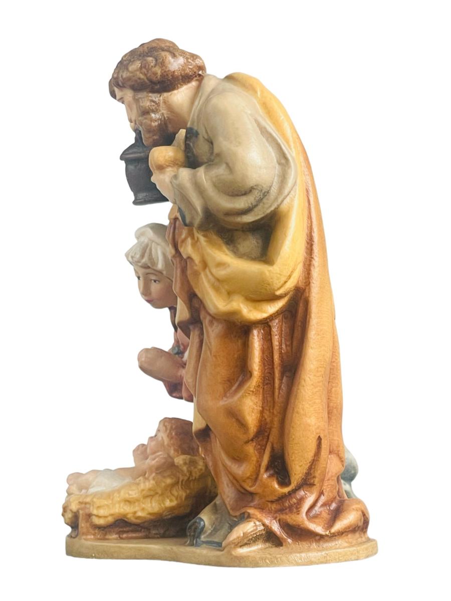 Crèche avec la Sainte Famille en bois