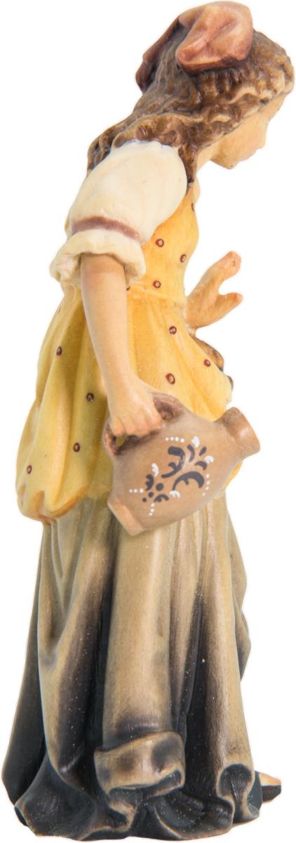 Bergère avec cruche à eau en bois et panier de fruits