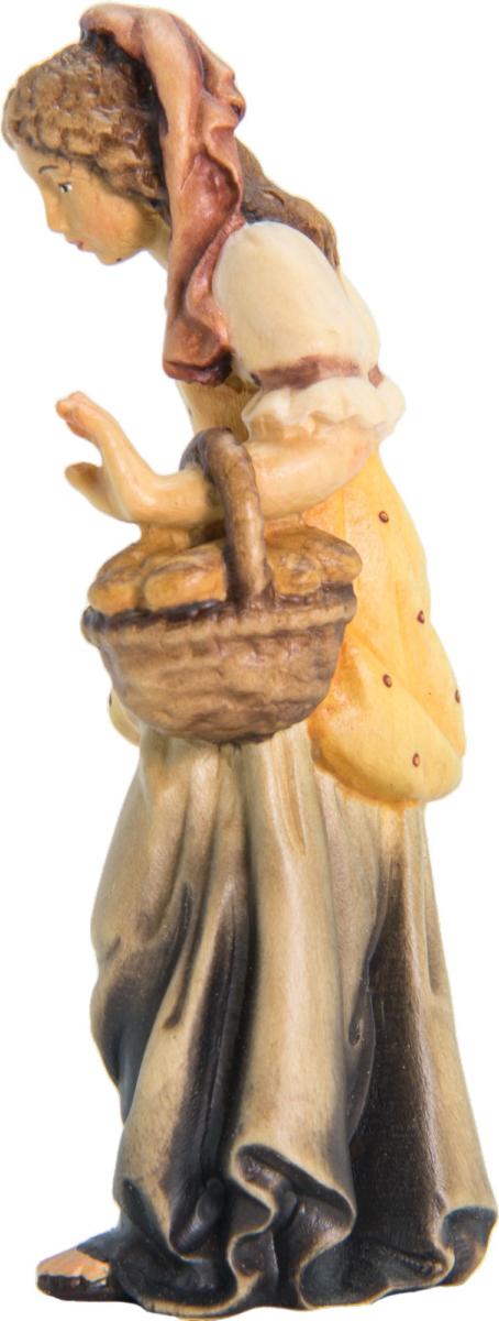 Bergère avec cruche à eau en bois et panier de fruits