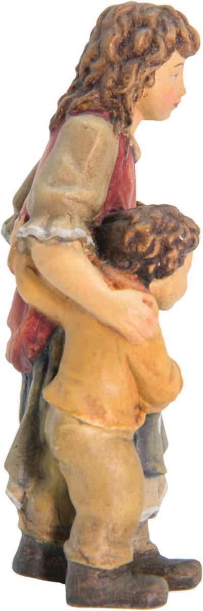 Bergère embrassant un enfant en bois