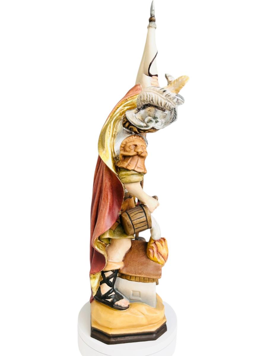 Saint Florian sculpté en bois avec drapeau
