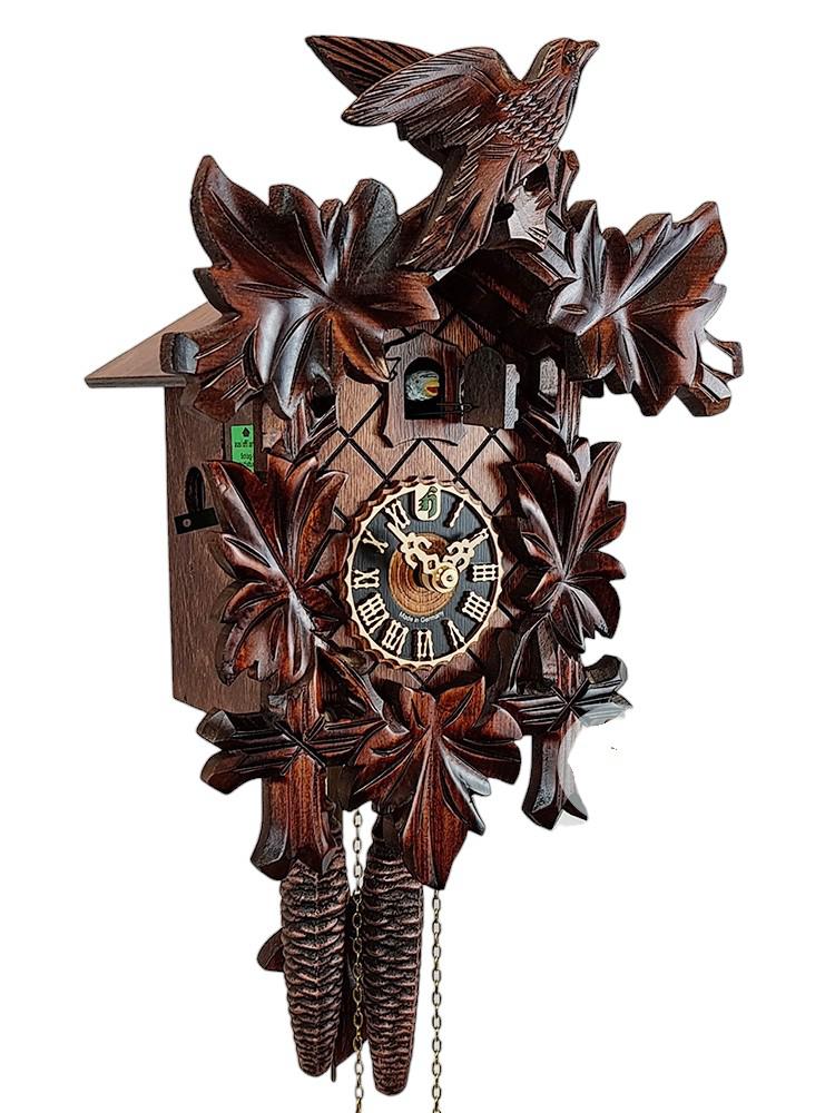 Traditionelle Kuckucksuhr mit Tageswerk