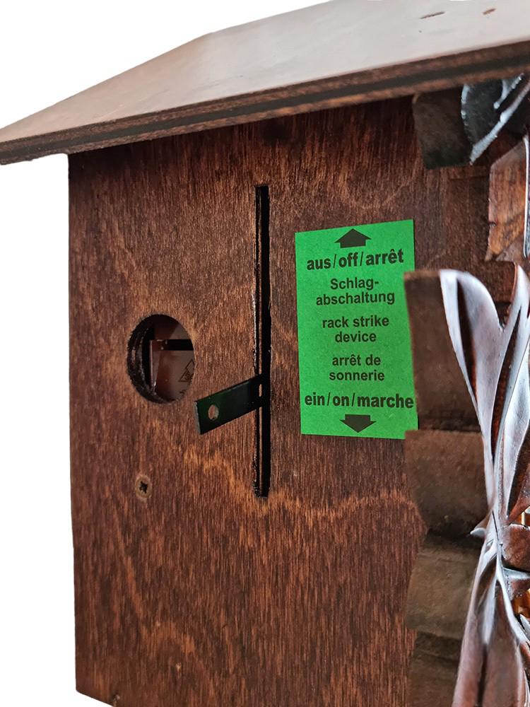 Traditionelle Kuckucksuhr mit Tageswerk