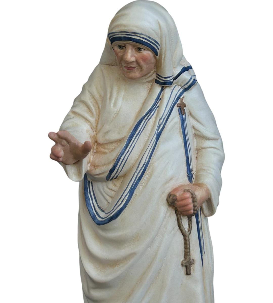 Mutter Teresa von Kalkutta Statue aus Holz - mit Ölfarben lasiert