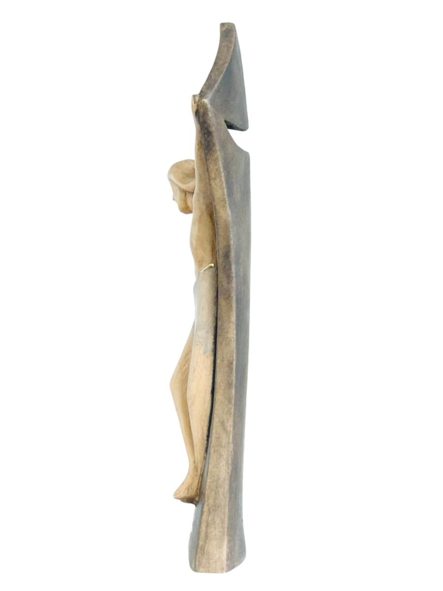 Modernes Kreuz aus Eschenholz