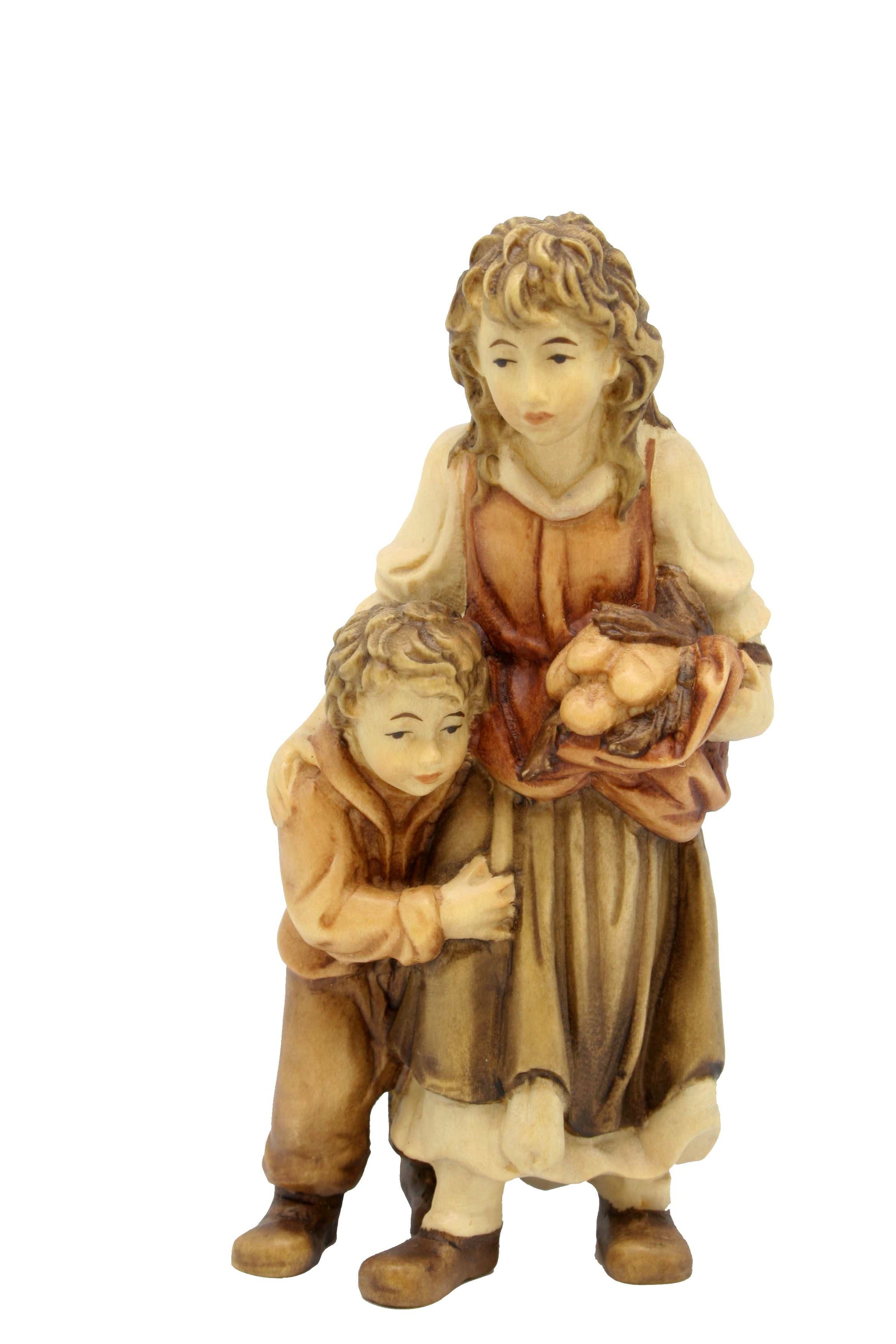 Bergère embrassant un enfant en bois