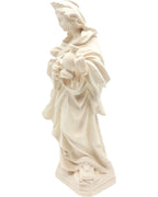 Sainte Elisabeth sculptée en bois avec une cruche