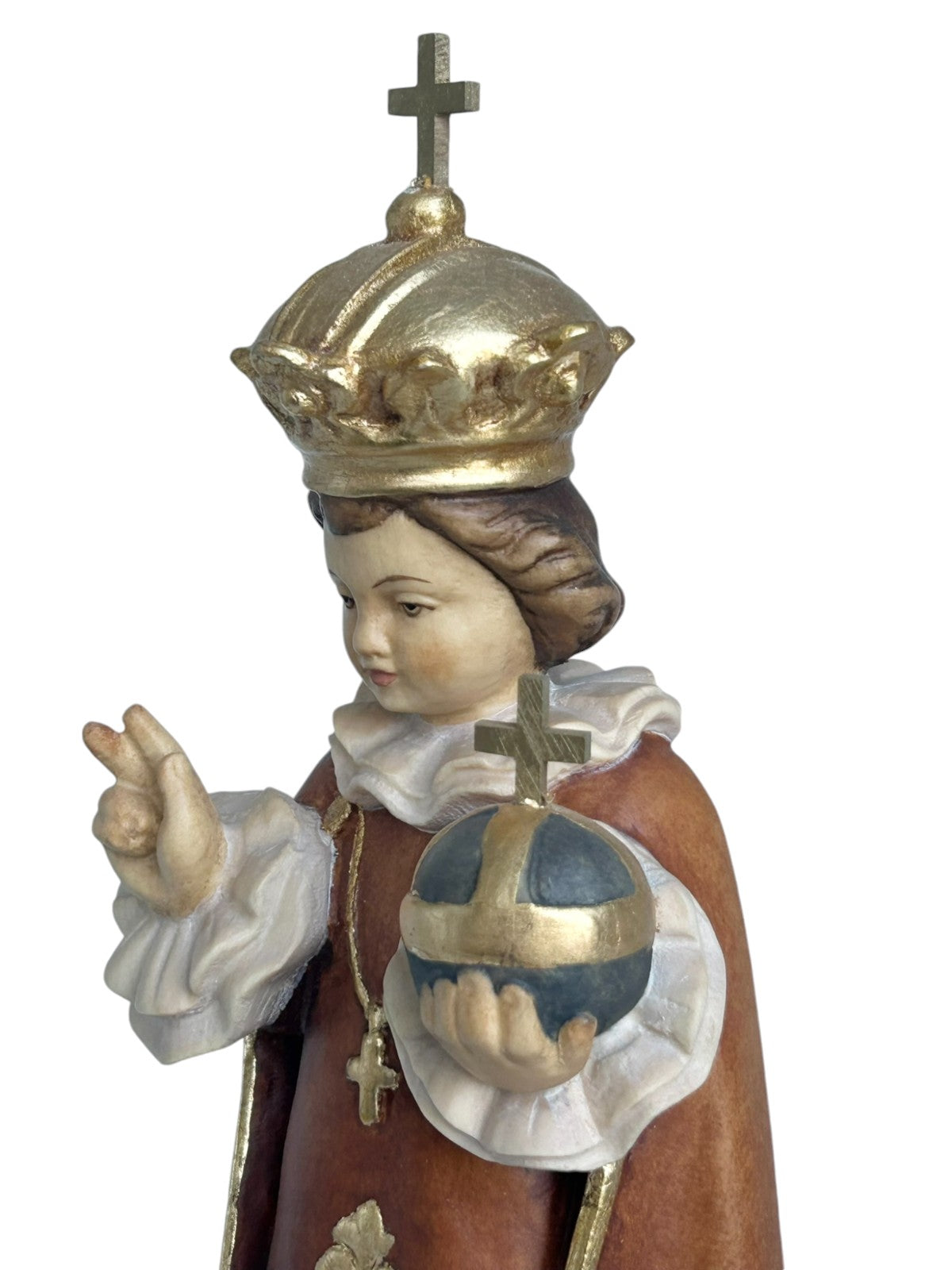 Enfant Jésus de Prague sculpté en bois avec monde