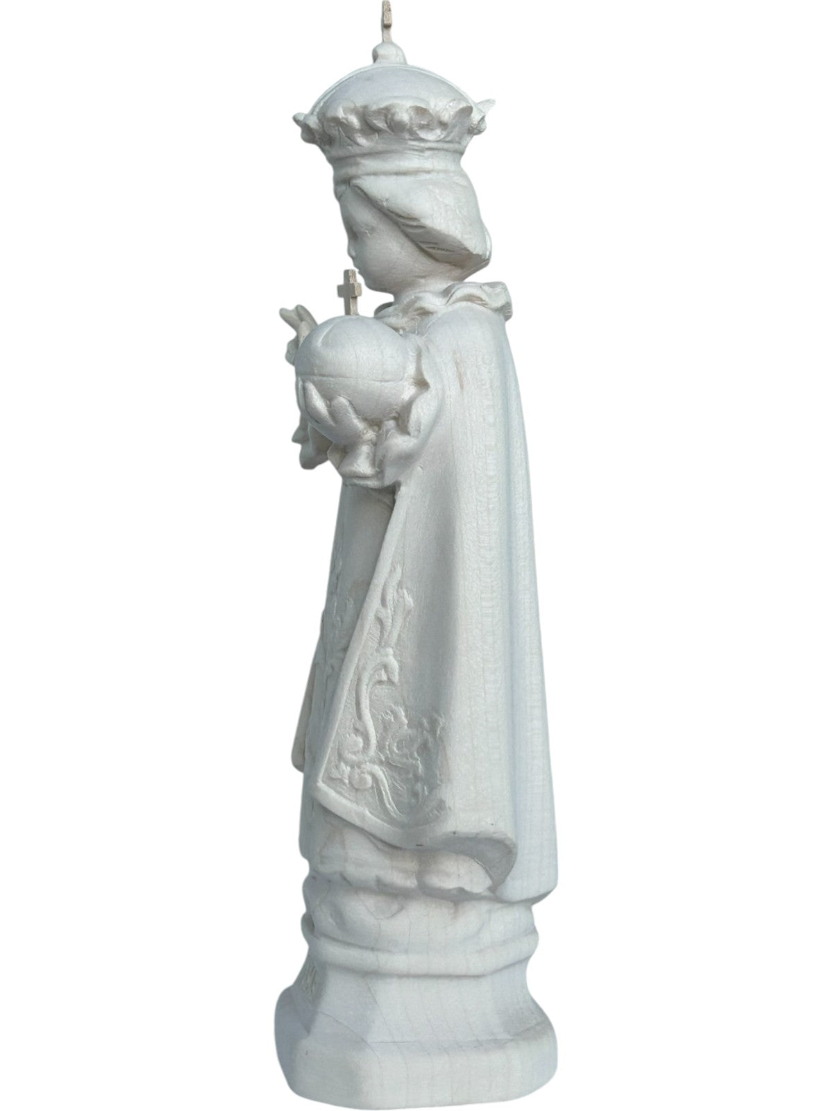 Enfant Jésus de Prague sculpté en bois avec monde