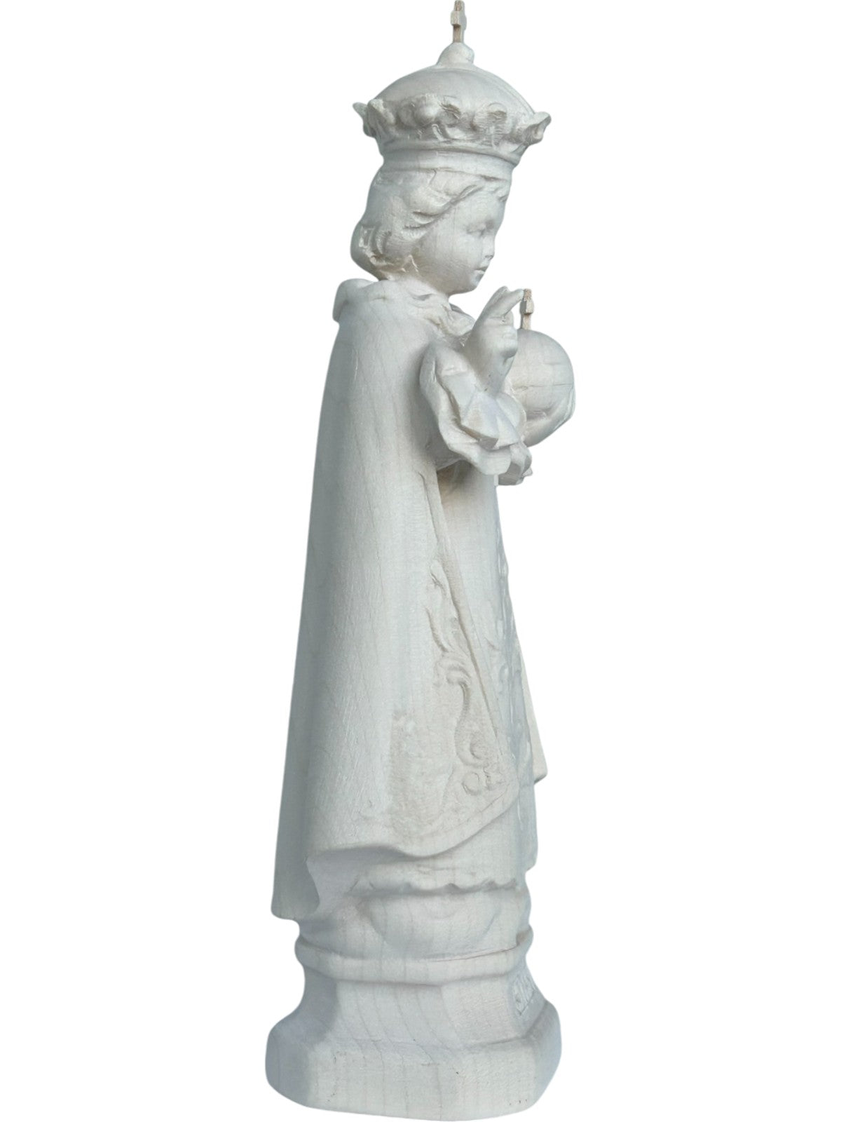 Enfant Jésus de Prague sculpté en bois avec monde