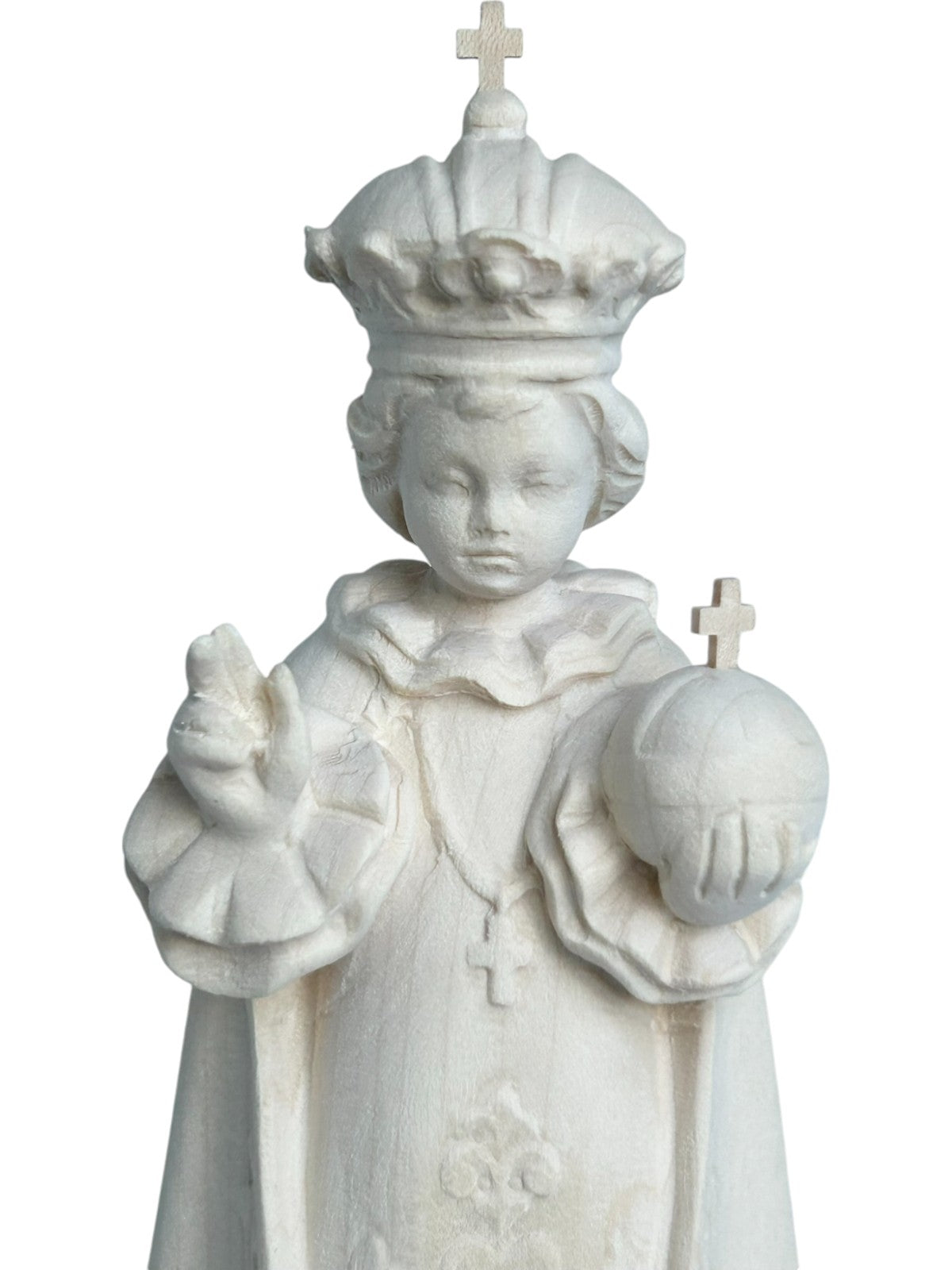 Enfant Jésus de Prague sculpté en bois avec monde