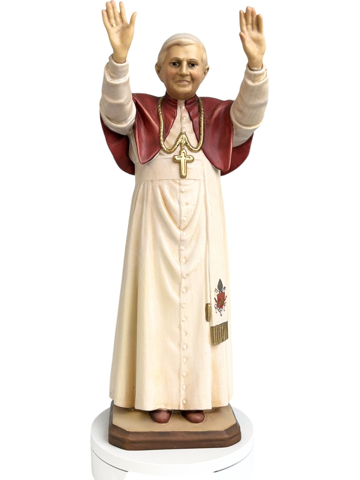 Statue en bois du pape Benoît XVI