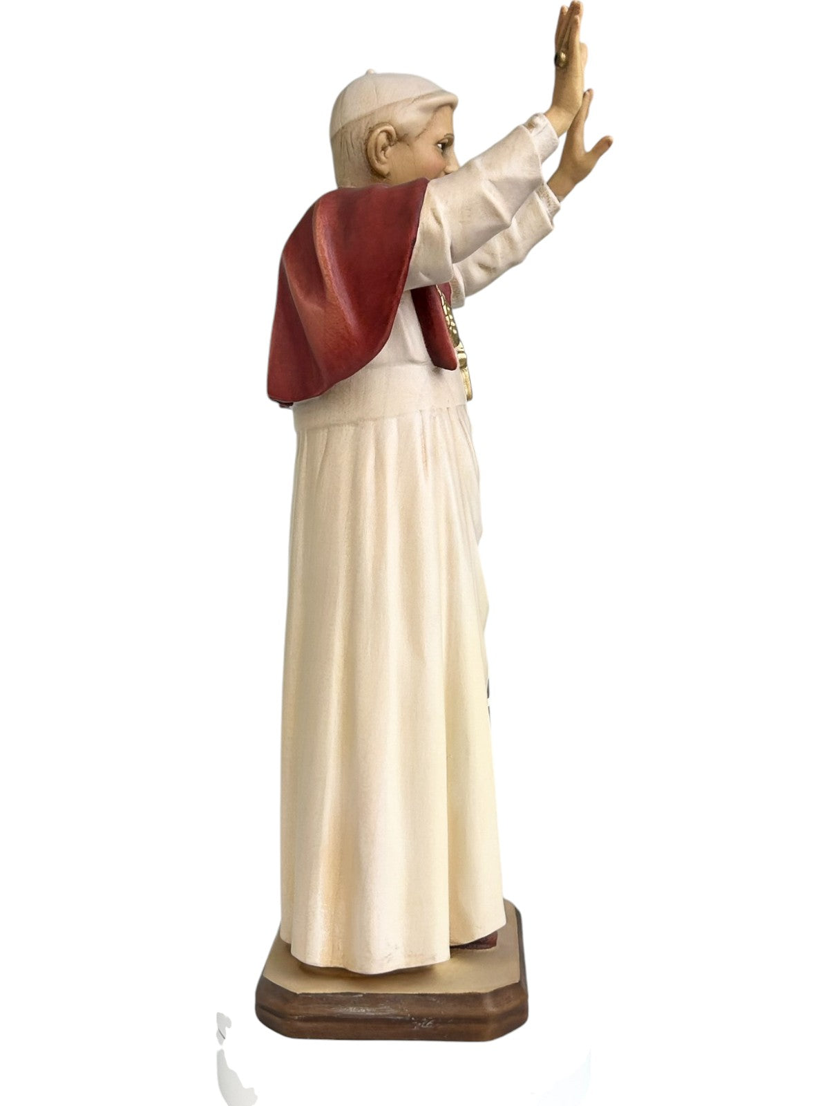 Statue en bois du pape Benoît XVI