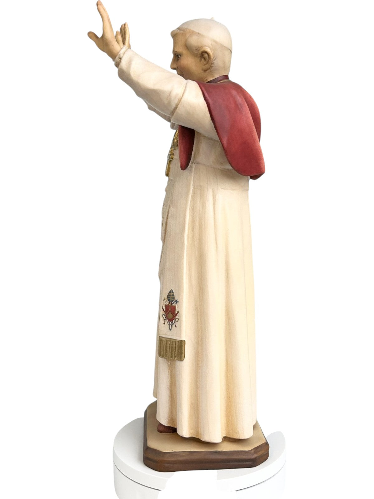 Statue en bois du pape Benoît XVI