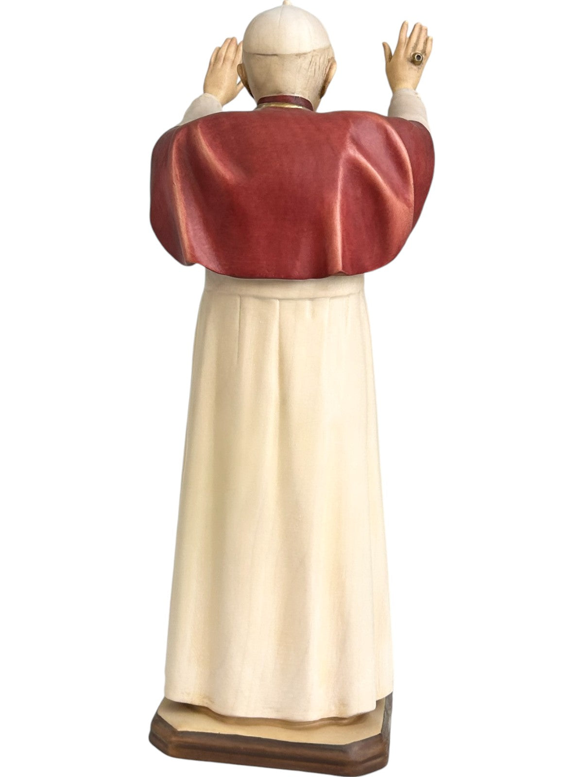Statue en bois du pape Benoît XVI