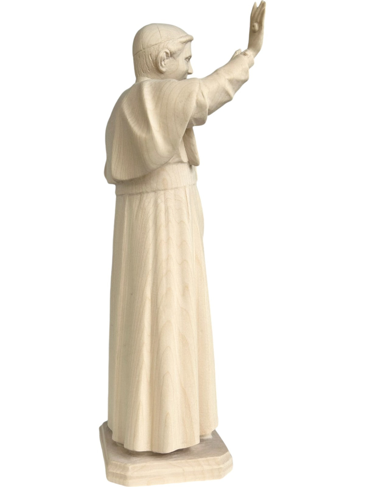 Statue en bois du pape Benoît XVI