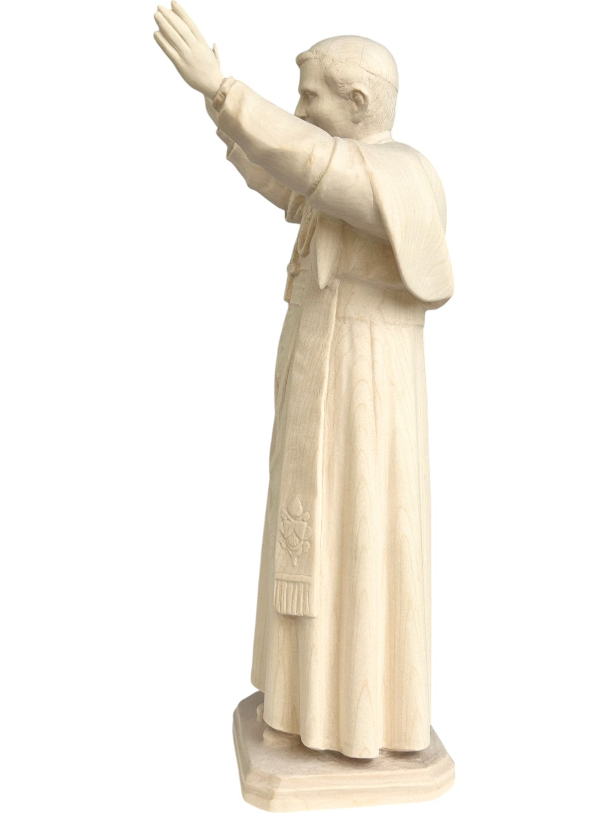 Statue en bois du pape Benoît XVI