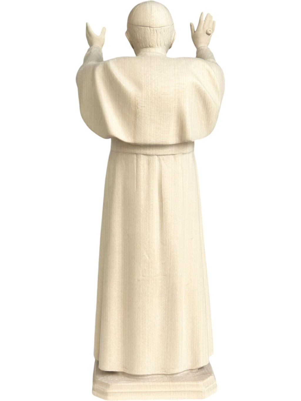 Statue en bois du pape Benoît XVI
