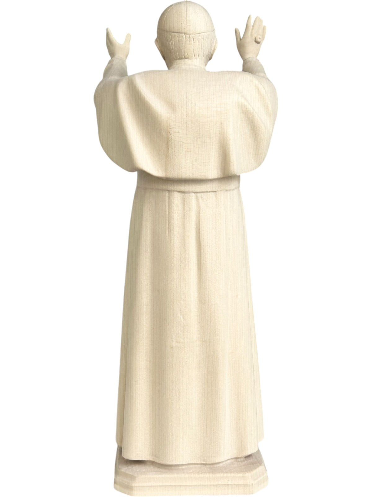 Statue en bois du pape Benoît XVI