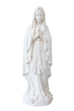 Nuestra Señora de Lourdes en resina de fibra de vidrio