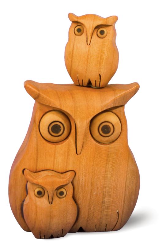 Hibou en bois avec deux petits hiboux