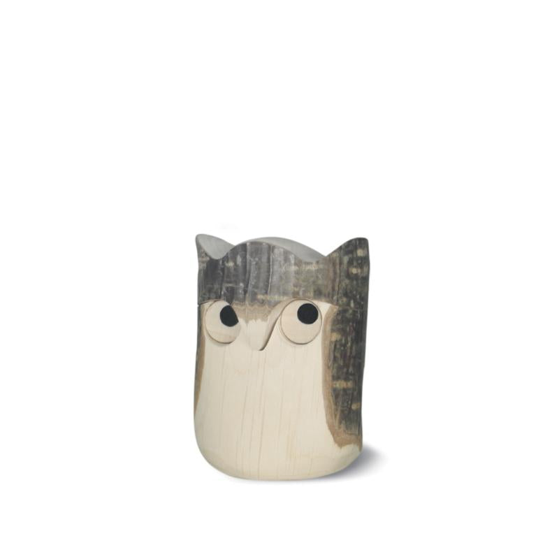 Chouette en bois sculptée dans une bûche