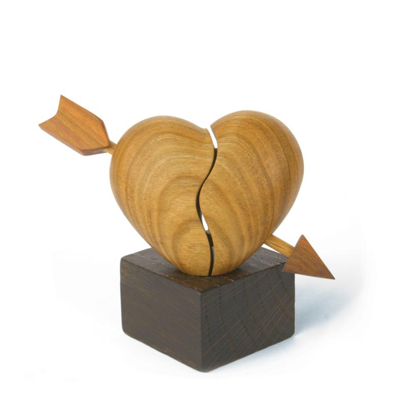 Coeur avec flèche sculptée en bois