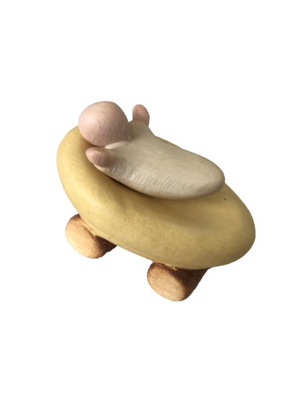 Enfant avec berceau en bois