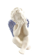 Ange en bois assis, regardant vers la droite
